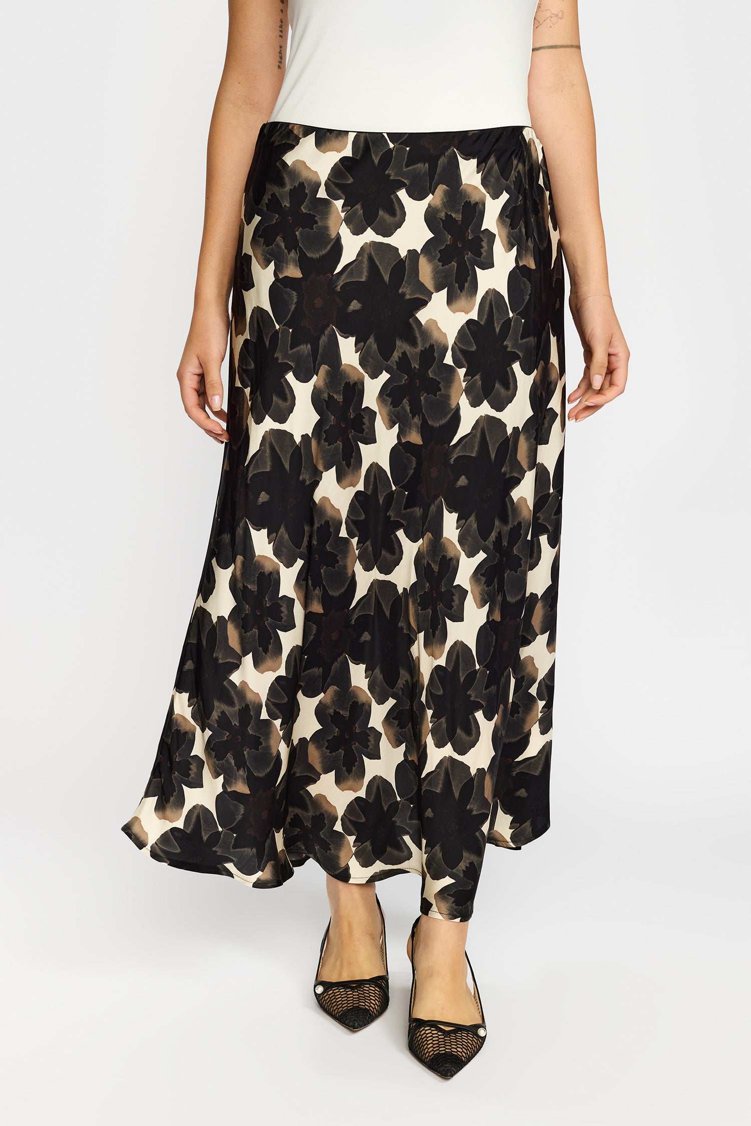 GEORGINA BLACK FLOWERS