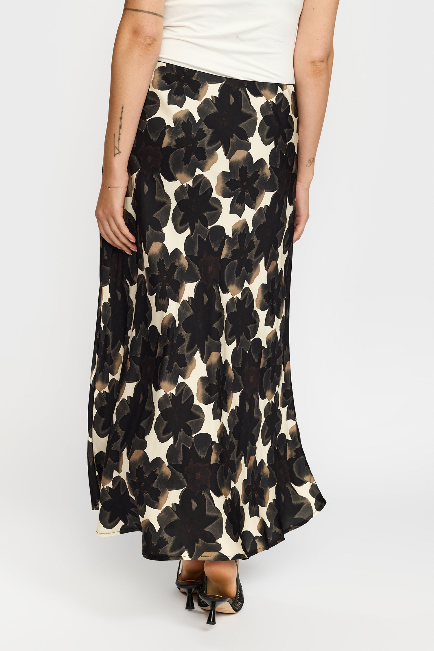 GEORGINA BLACK FLOWERS