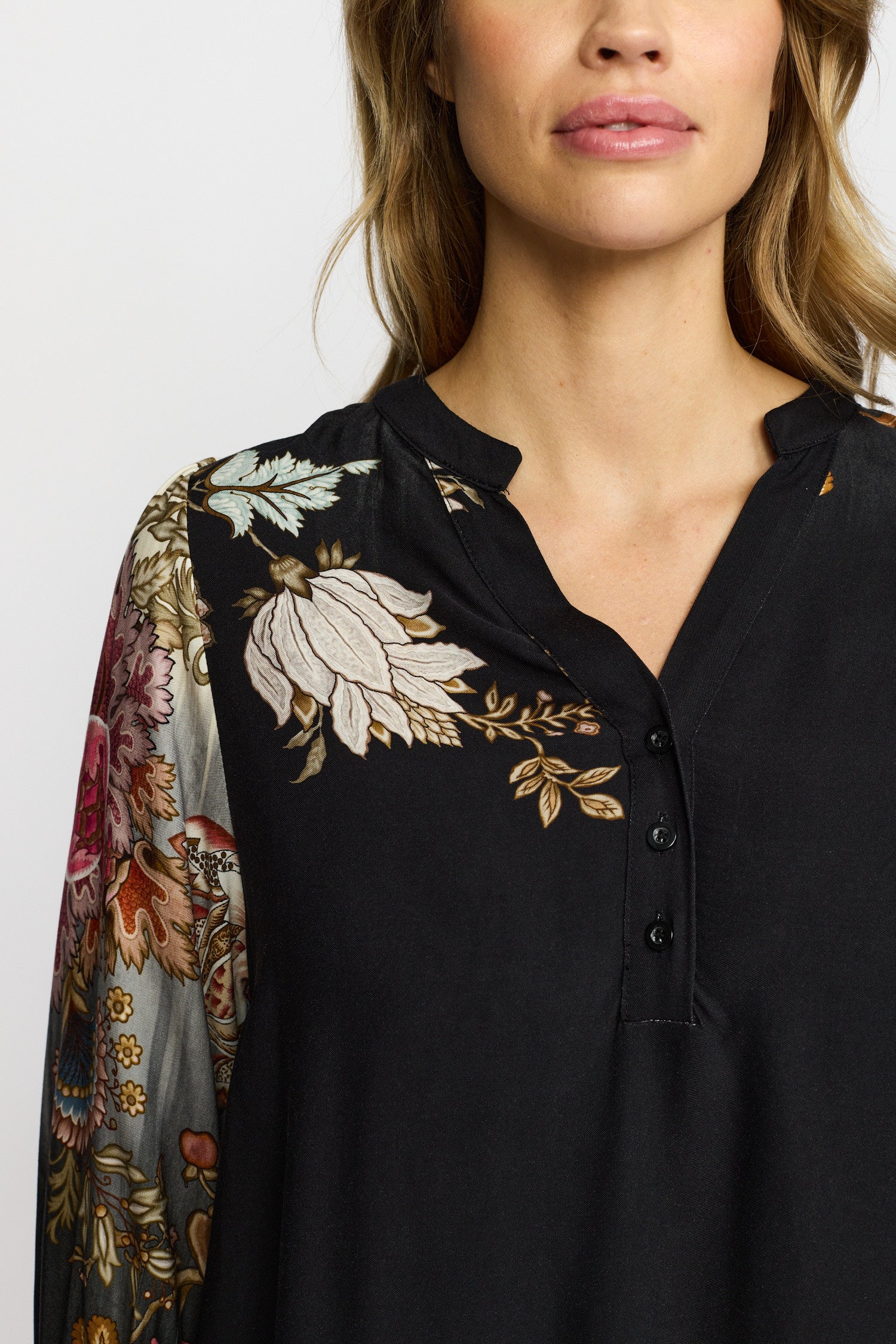 VALMAS BLACK FLOWERS