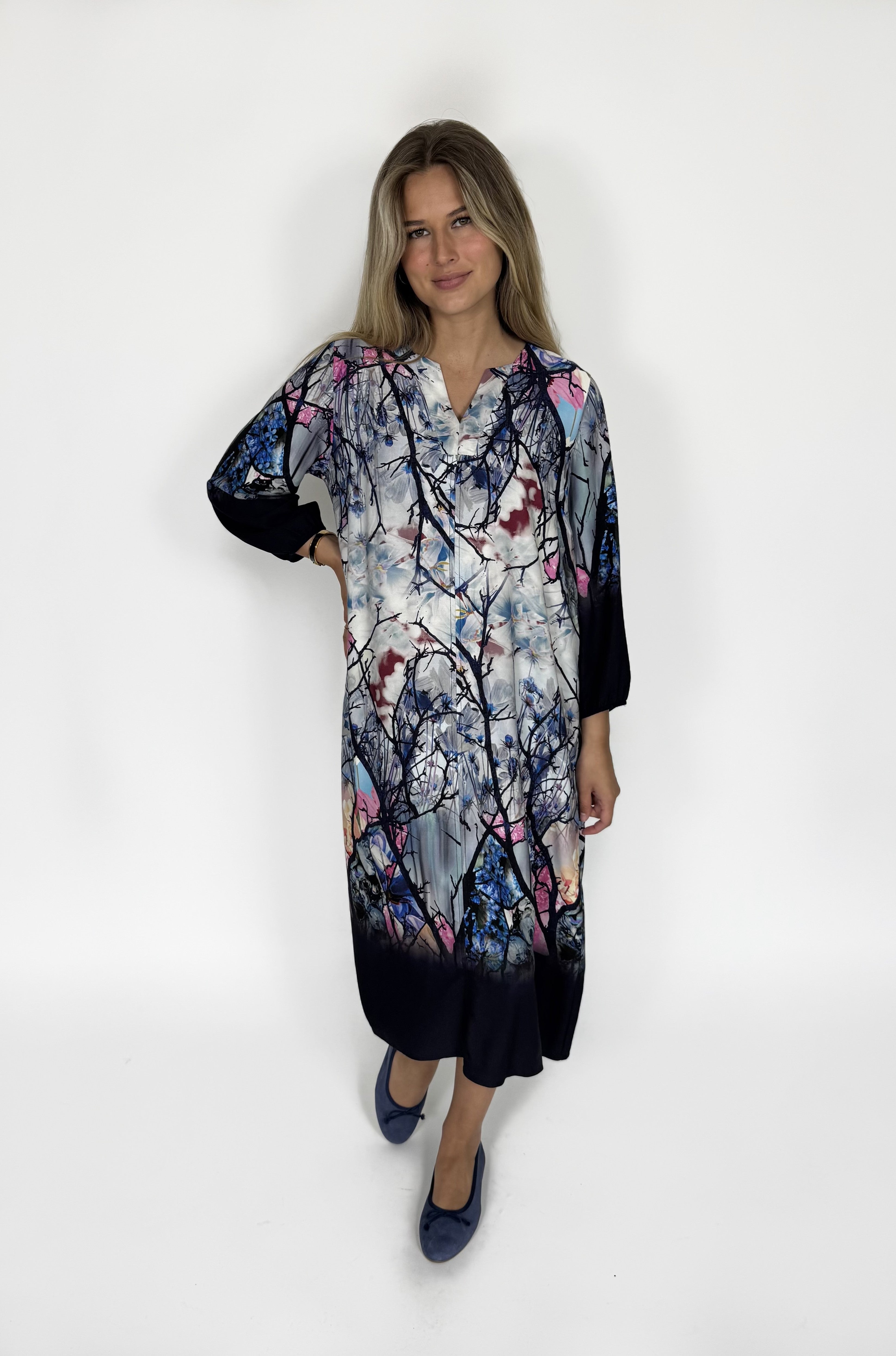 VANYA.EA25 NAVY LEAVES