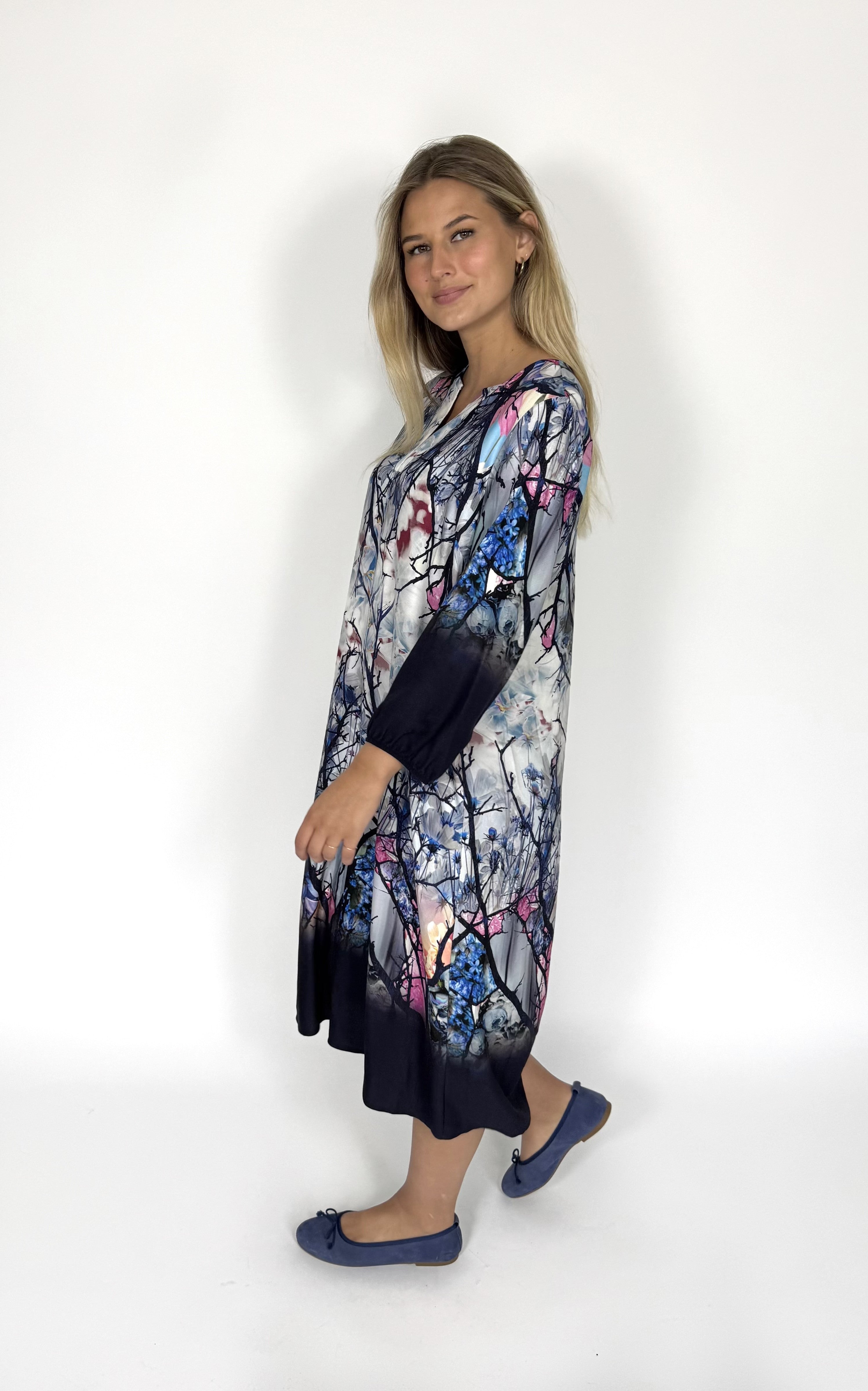 VANYA.EA25 NAVY LEAVES