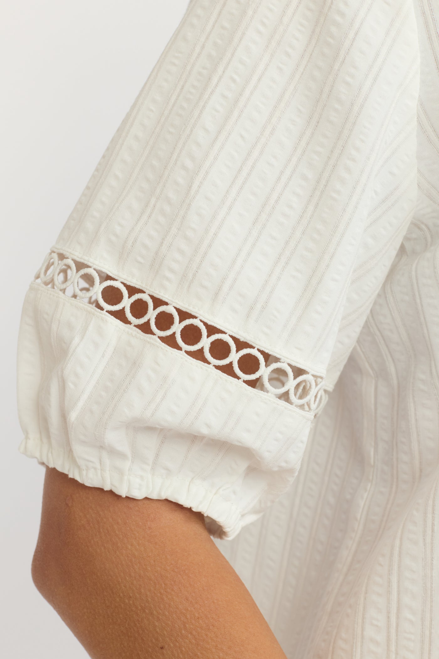 AMOLA.HS25 White stripe
