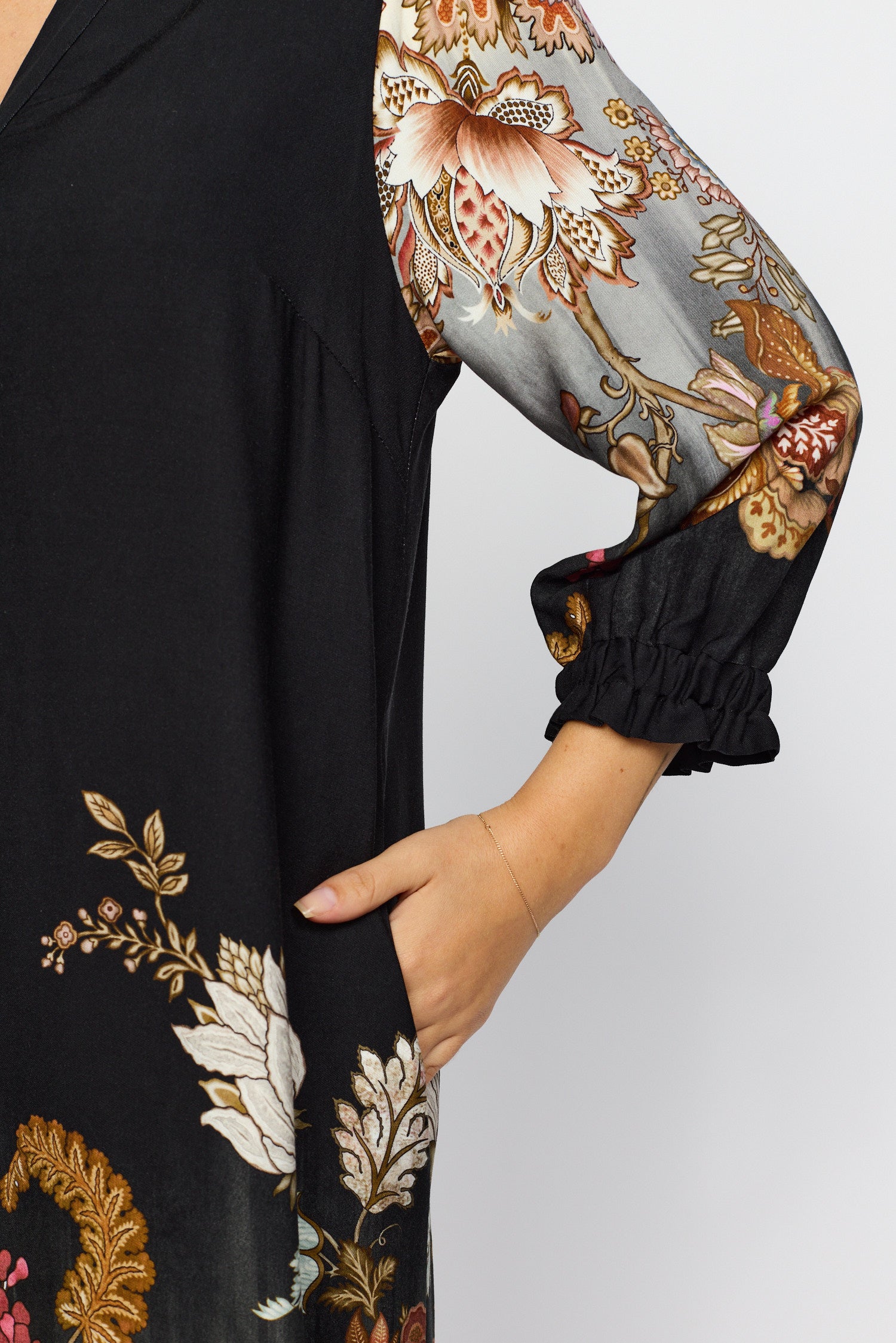 VALMAS BLACK FLOWERS